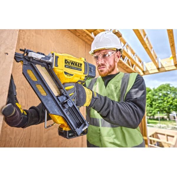 Gwoździarka DeWALT do betonu/stali w użyciu